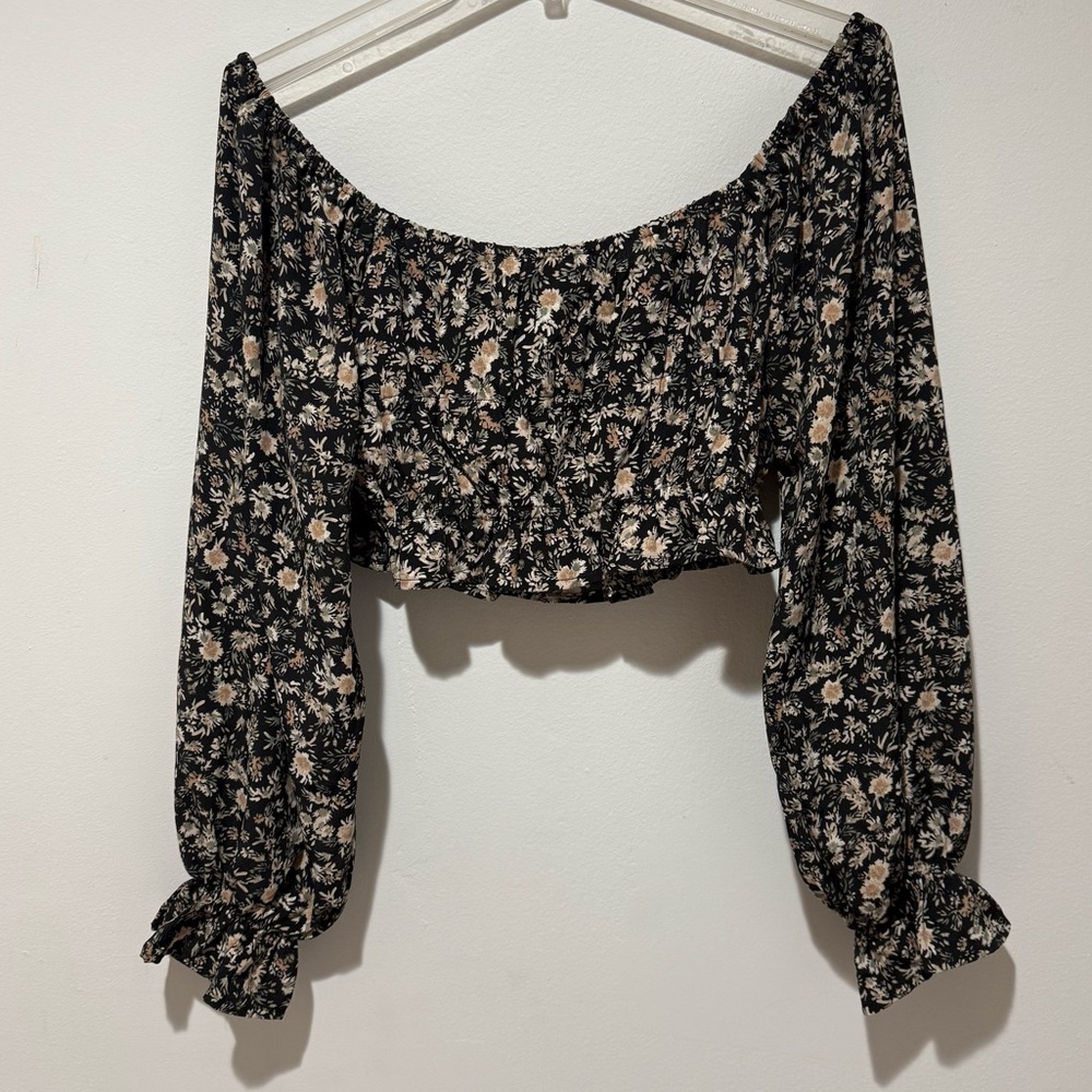 🆕 Forever 21 Smocked Black Floral Long Sleeve Peasant Crop Top - Picture 3 of 12
